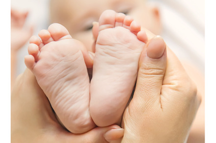 The mother keeps the baby's leg at, a Person Photo by yanadjana
