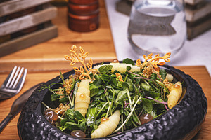 Gourmet green salad with pears, a Photo by Grafvision photography