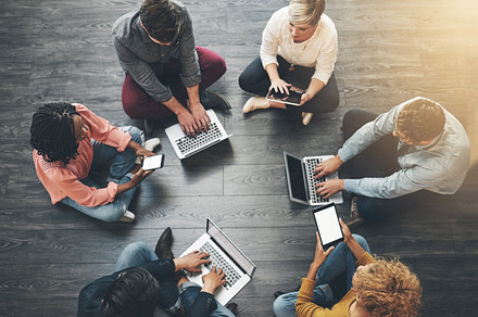 In this circle we work wirelessly together, a Photo by Peopleimages.com