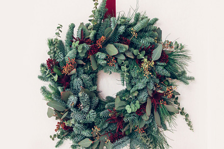 Christmas Wreath - Burgundy Details