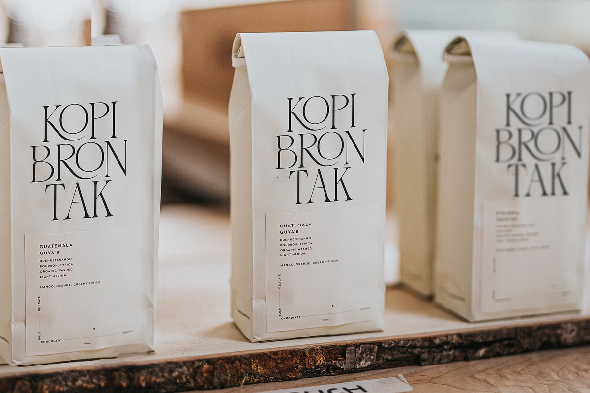 Delicate Calligraphy Font Free Downloadv - UIFreebies