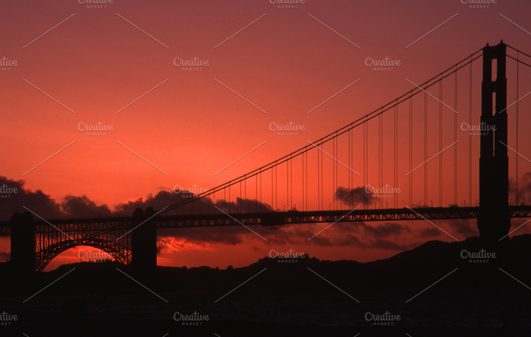 Golden gate bridge at sunset stock photograph