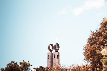 A park with focus on the monument, a Photo by SkyNext
