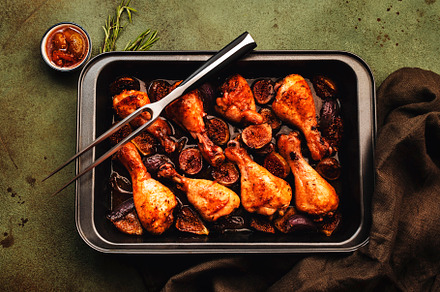 Baked chicken legs, drumsticks with figs and red onions in balsa, a Food & Drink Photo by 5PH