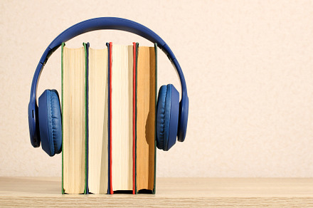 books with headset, audiobook, a Photo by BalaguR