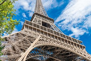 Eiffel tower in the summer time. Low angle view. 28/07/2017 Pari, an Architecture Photo by Volff