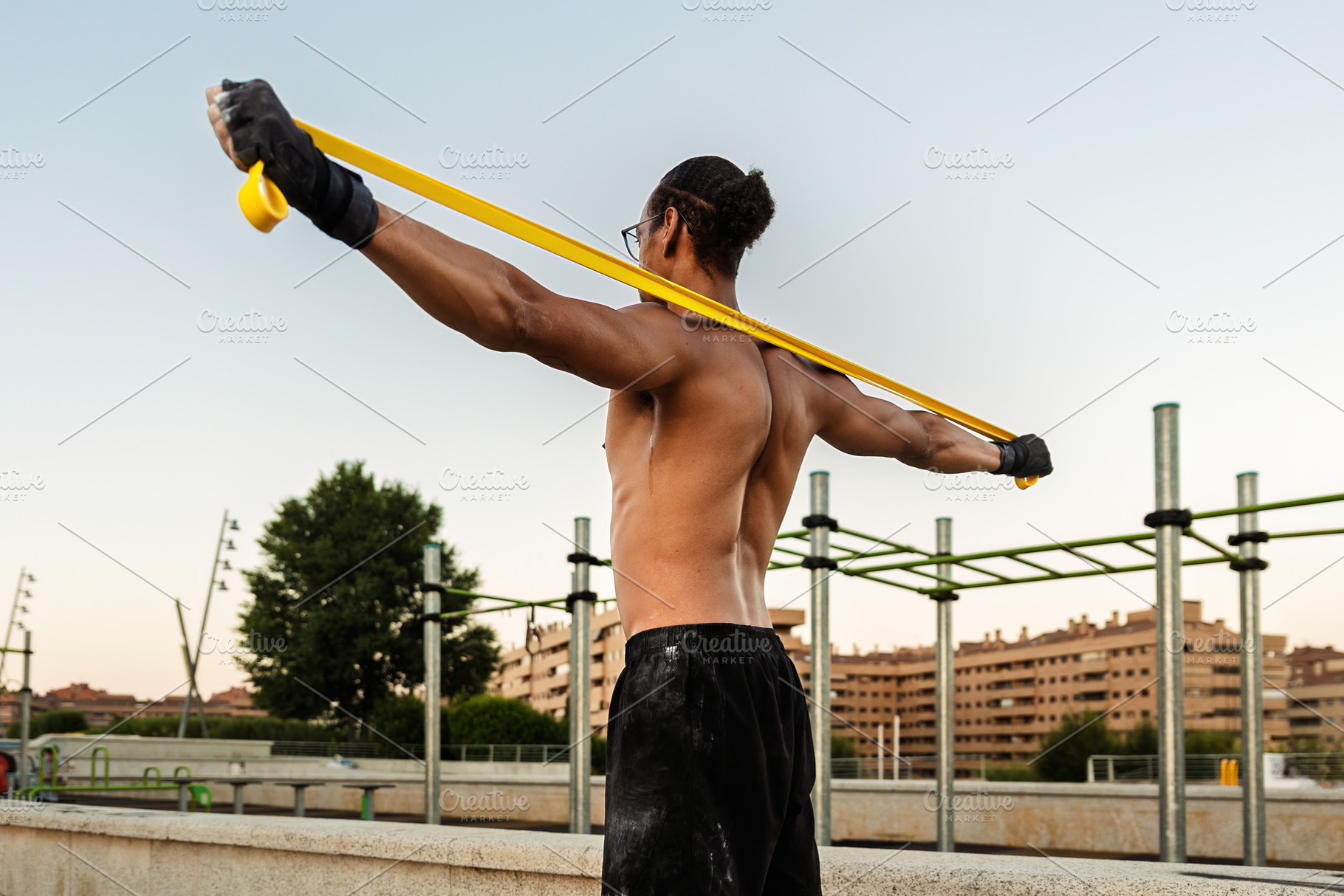 Athlete training his back with an el, a Sports & Recreation Photo by Perpis