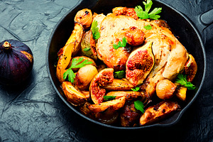 Chicken baked with potatoes and figs