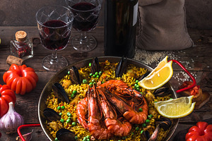Paella with seafod and checken or