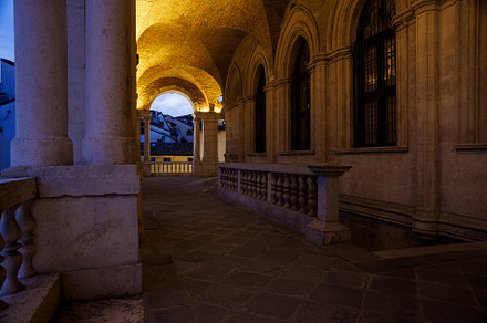 Vicenza downtown, open gallery of the Basilica Palladiana, an Architecture Photo by Bepslabor