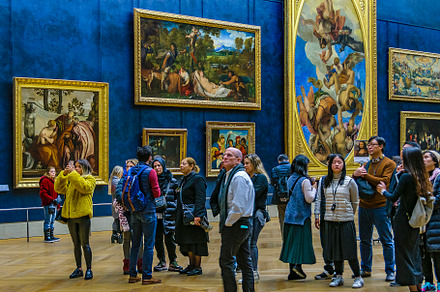 Crowd at painting gallery, paris, france, an Arts & Entertainment Photo by DanFLCreativo