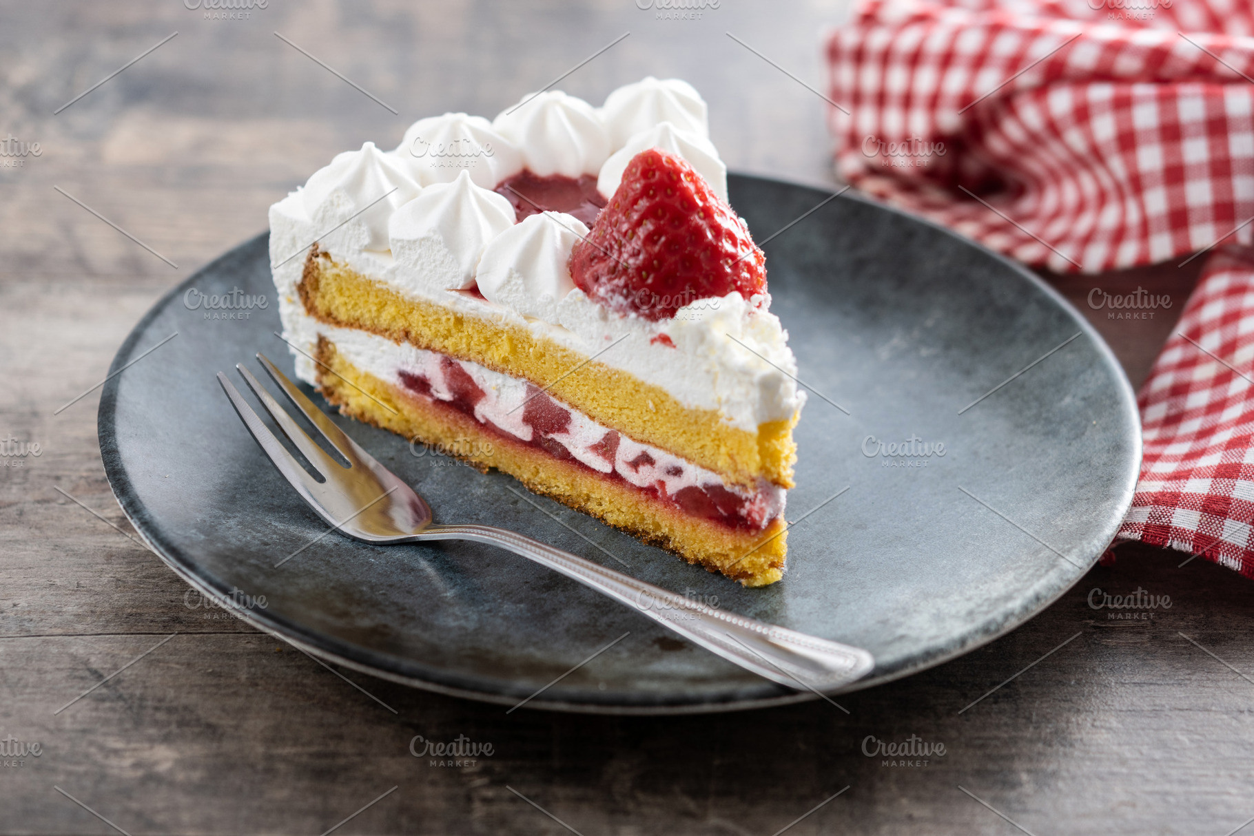Slice of strawberry cake with fresh strawberries, a Photo by etorres69