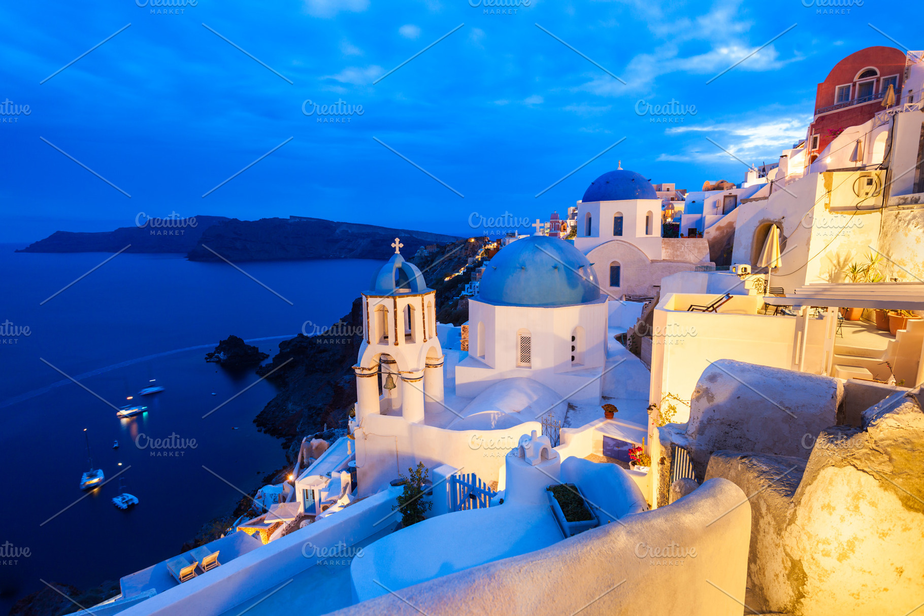 Oia town in Santorini, a Photo by saiko3p