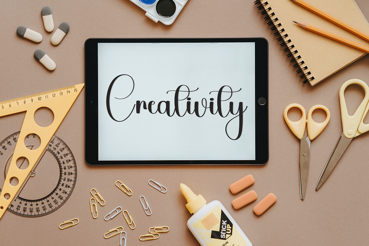 Autumn, a Handwritten Font by InermediaSTUDIO (Photo 7 of 8)
