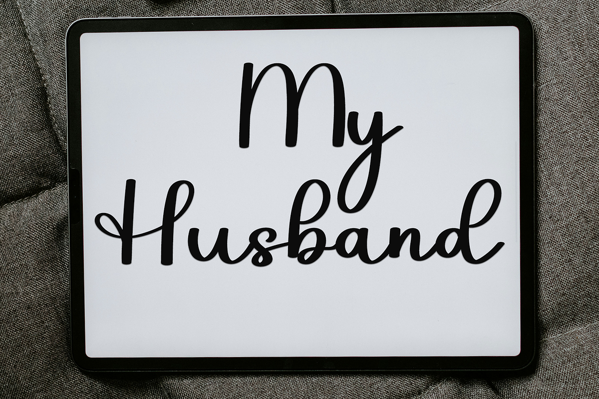 Holiday Signature, a Handwritten Font by InermediaSTUDIO (Photo 5 of 7)