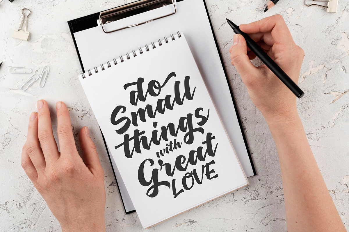 Fiolyta - Script Font, a Script Font by agnyhasyastudio (Photo 2 of 9)