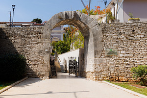 Entrance arch of the Italian Community Club in Pula, Croatia, an Architecture Photo by Bepslabor