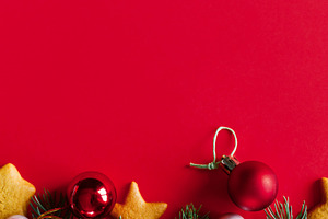 Christmas background with gingerbread cookies, fir branches, red, a Photo by Sonjachni