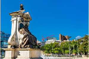Queen Victoria Statue at Piccadilly, an Architecture Photo by Leonid Andronov