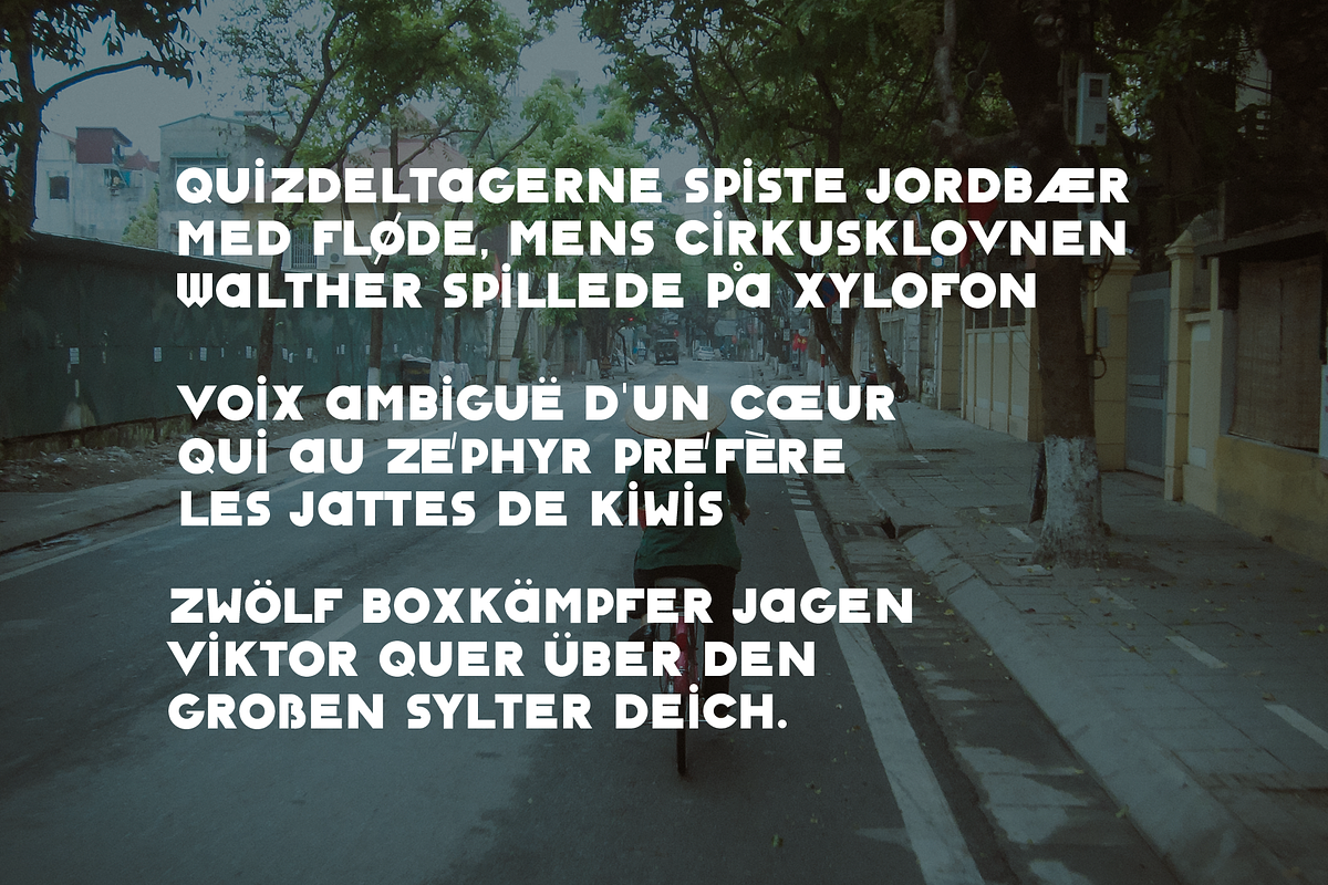 Classique Saigon Typeface preview 5