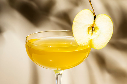 Apple pie cocktail drink with vodka, apple liqueur and cinnamon