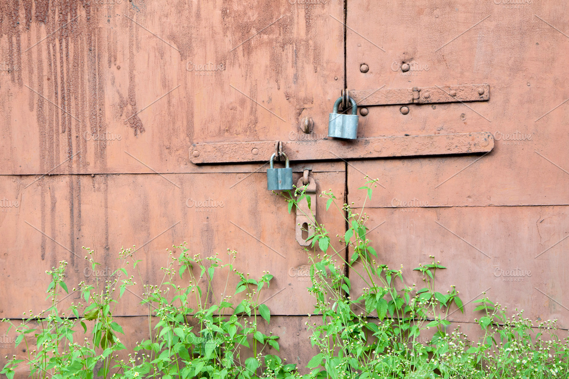 Abandoned garage doors, an Architecture Photo by BOOCYS