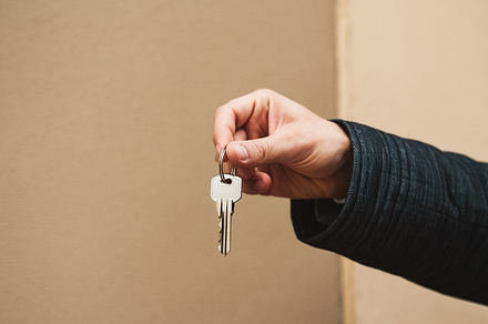 hand giving the keys to a new apartm