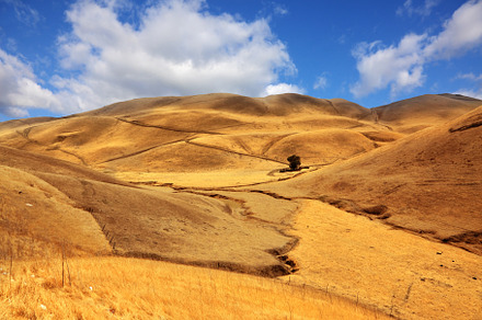 The hills of California in October, a Photo by kavram