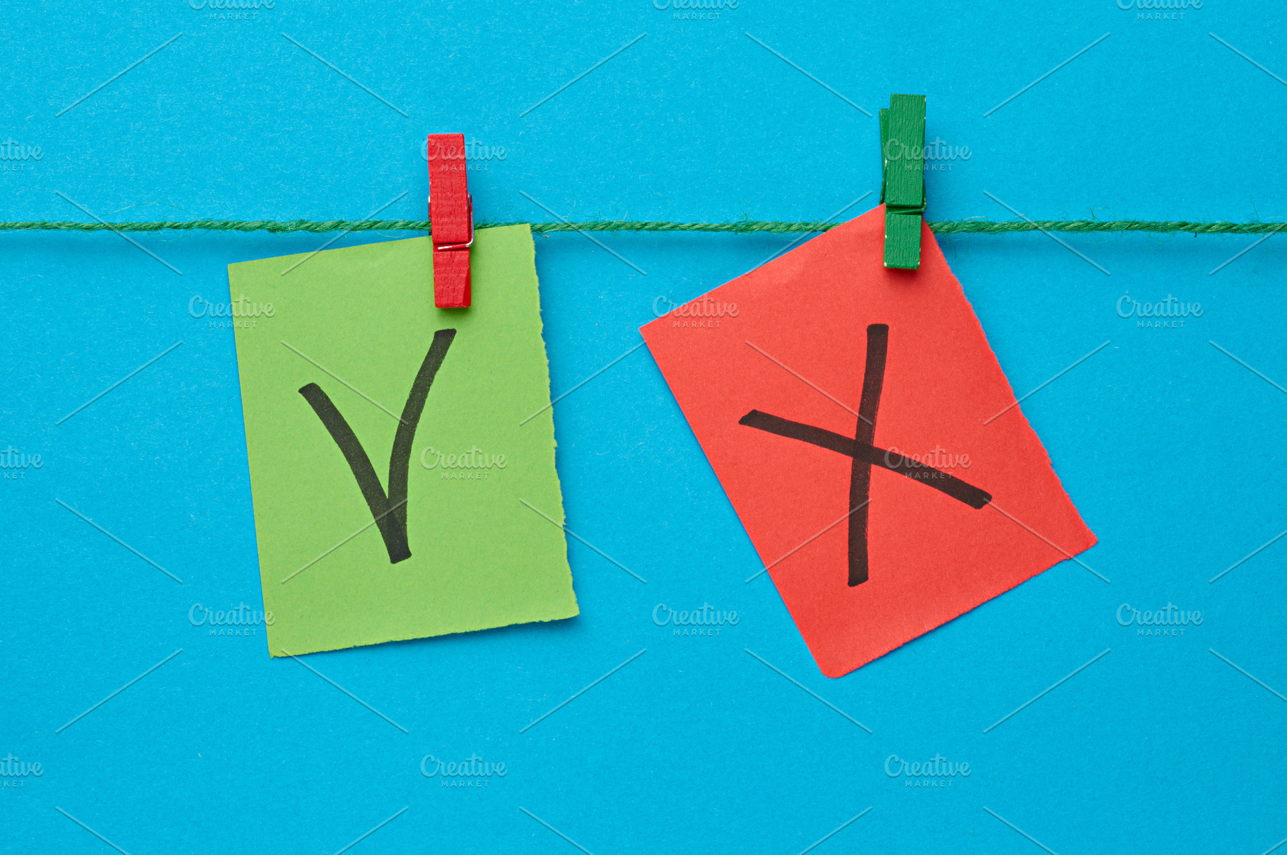 A green sticker with a check mark and a red sticker with a cross, a Background Photo by ndanko