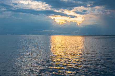 The sky begins to open up., a Wallpaper Photo by Creativica | Xeravin