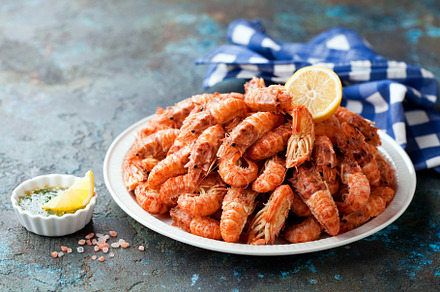 Cooked shrimp with lemon and herbs b