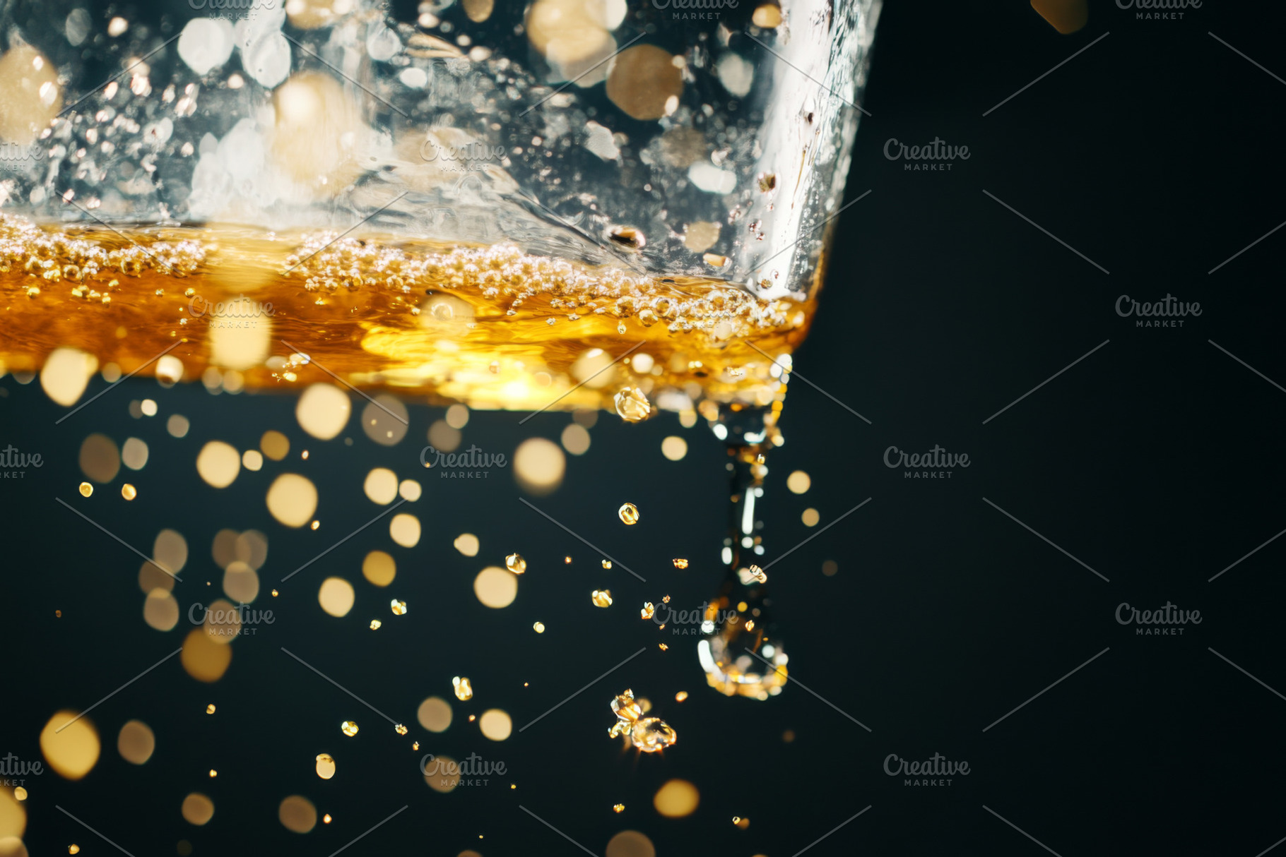 Amber-colored liquid and water splas, a Photo by Dvoevnore photos