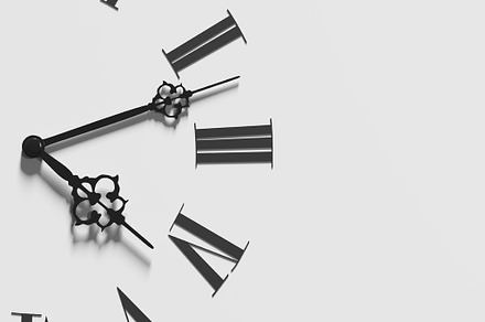 The face of clock on gray background containing clock, gray, and time, a Technology Photo by De todo un poco