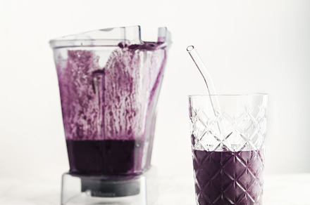 blueberry smoothie with blender