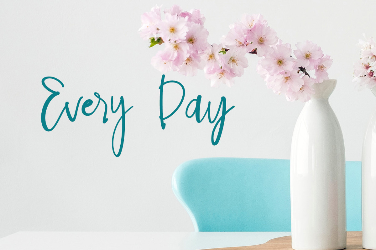 Einson Script Font preview 2