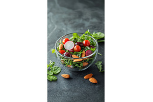 Vibrant Salad with Spinach, Arugula