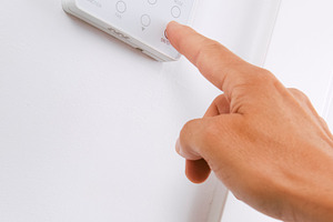 a man turns on or off the air conditioner, a Photo by Nito