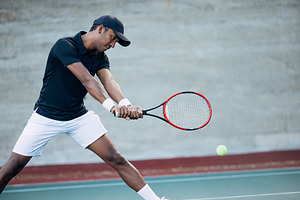Tennis player receiving the serve, a Sports & Recreation Photo by Artem Varnitsin