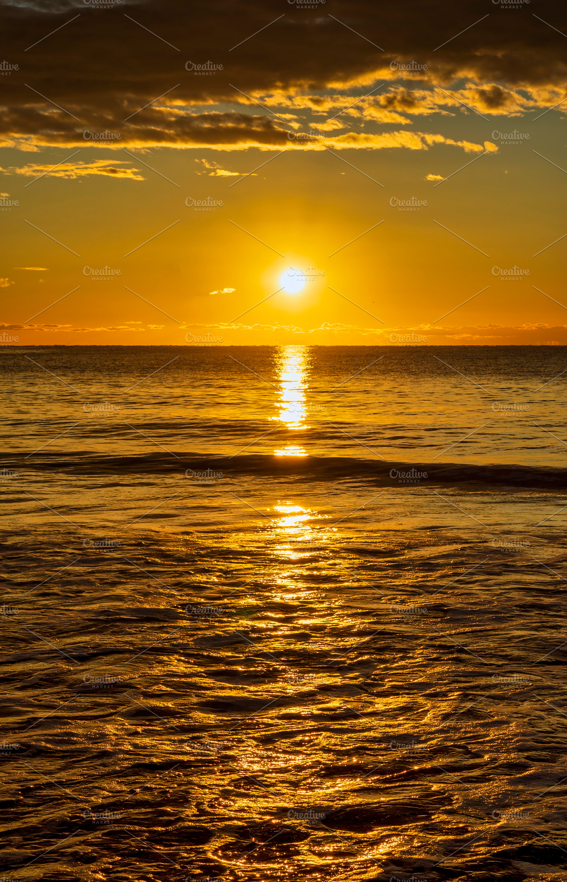 A peaceful sunrise on the beach of the Costa Azahar, a Background Photo by Vicente Soler