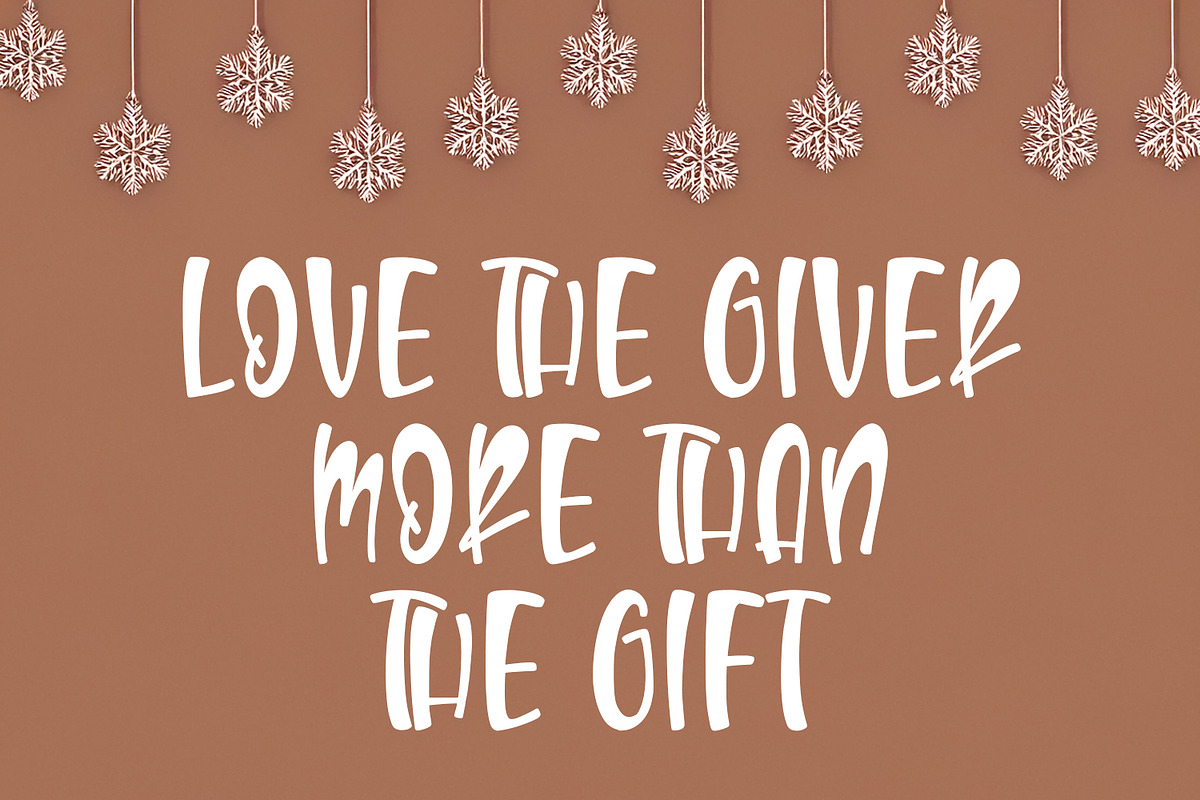 Ciannal Christmas Display Font, a Handwritten Font by Maulana Creative (Photo 5 of 7)