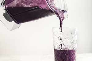 blueberry smoothie blender pour