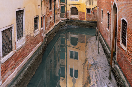 Canal in Venice, a Photo by Grafvision photography