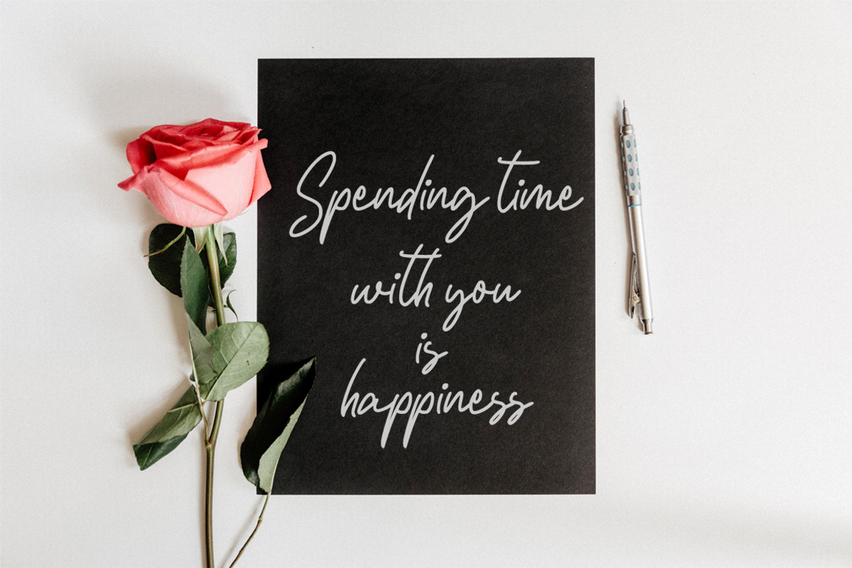 Rolling Signature, a Script Font by Fatmawati (Photo 3 of 12)