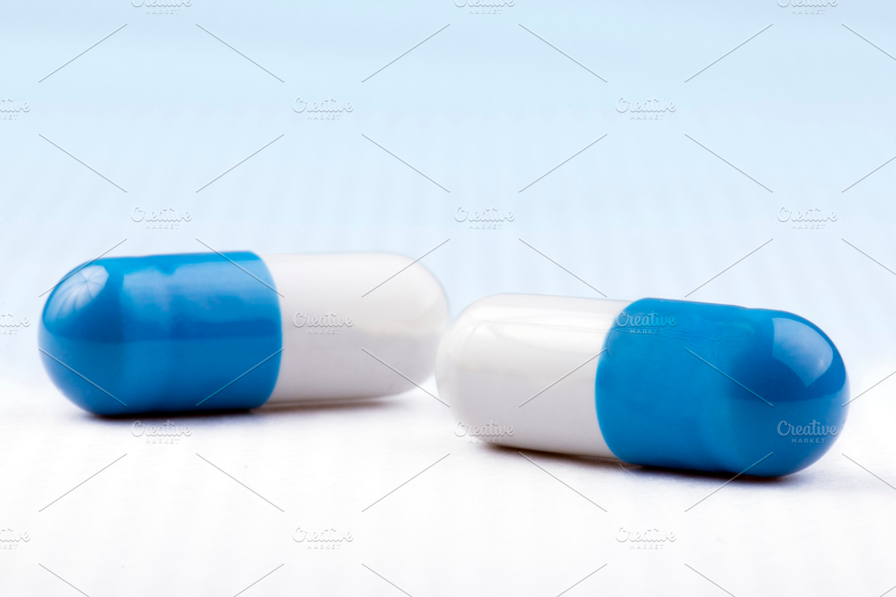 Blue capsules, a Health & Medical Photo by creadorimatges