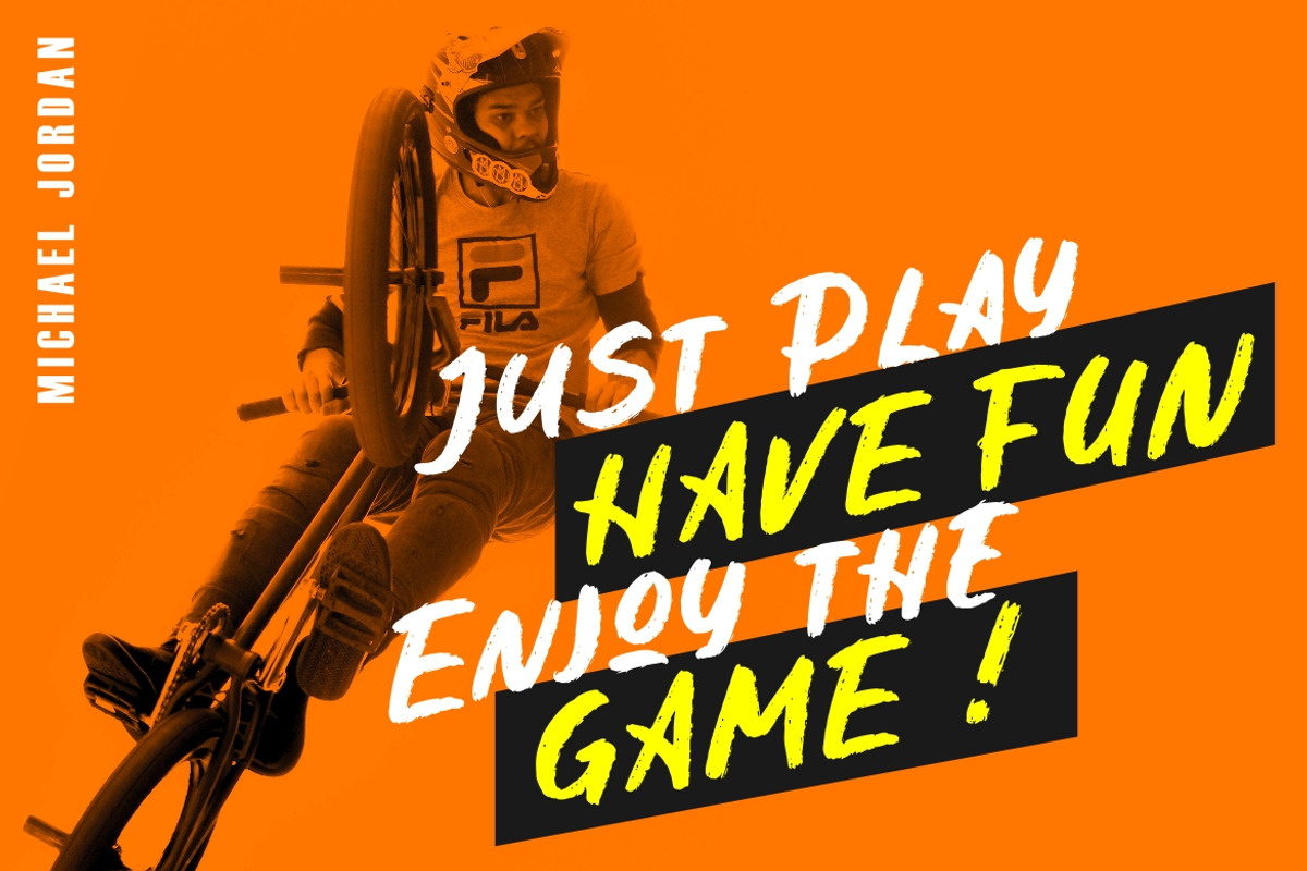 Holygrave Brush Business Font preview 3