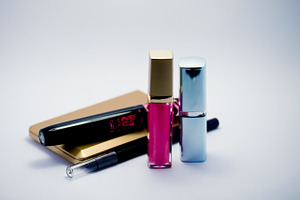 Cosmetic set containing accessories, bags, and beauty