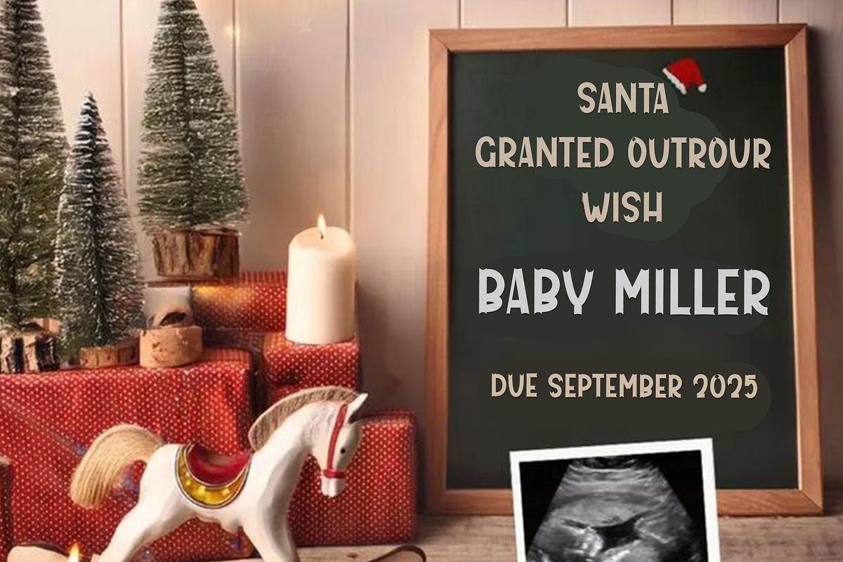 Christmas Grinch, a Script Font by InermediaSTUDIO (Photo 8 of 8)
