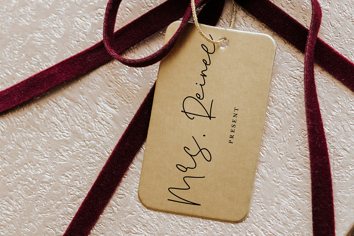 Yearbook Christmas - Calligraphy, a Handwritten Font by Arendxstudio (Photo 3 of 9)