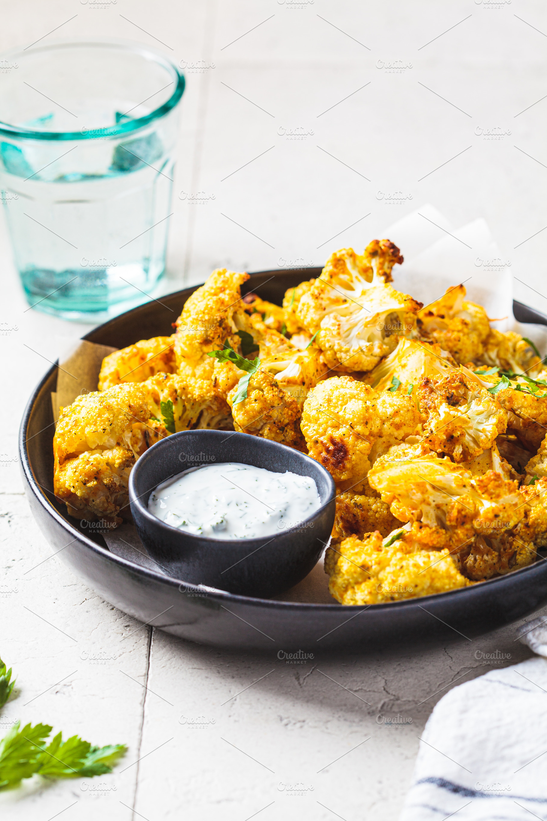 Baked spicy cauliflower with yogurt, a Photo by vaaseenaa