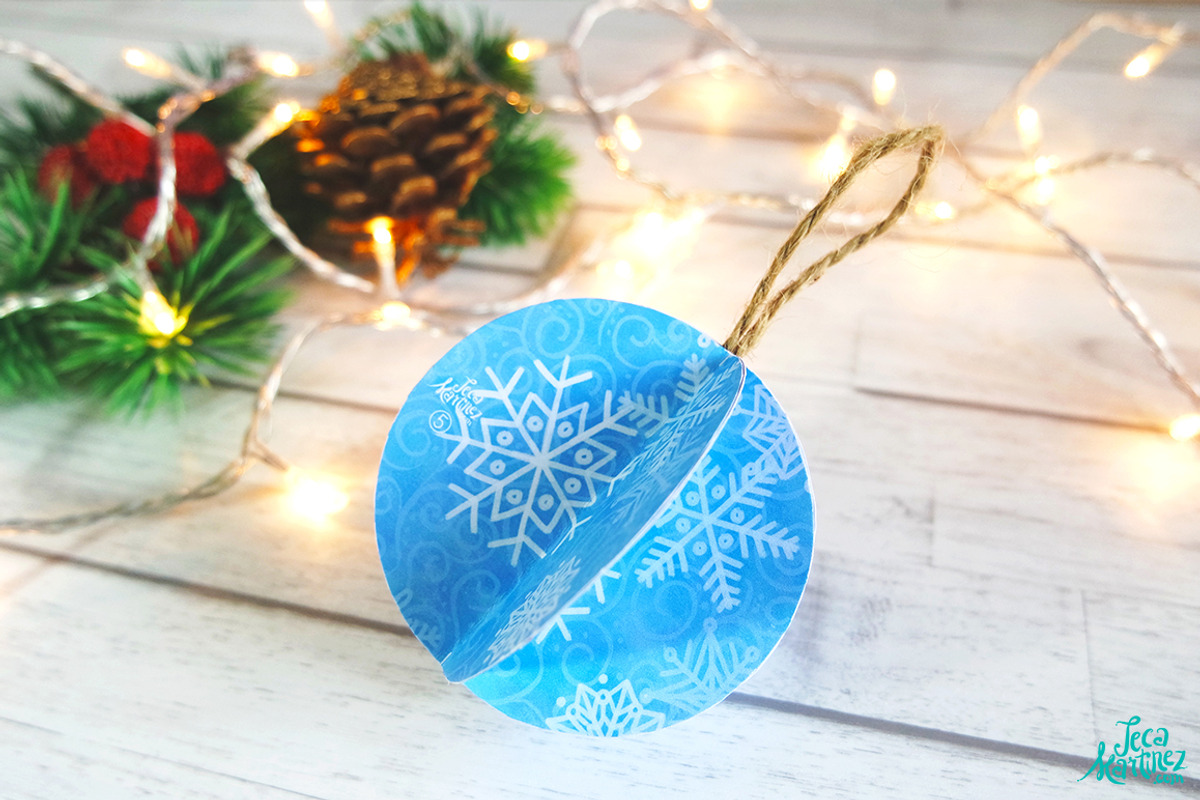Animated Snowflakes Ornament, an Illustration by Jeca Martinez (Photo 1 of 5)